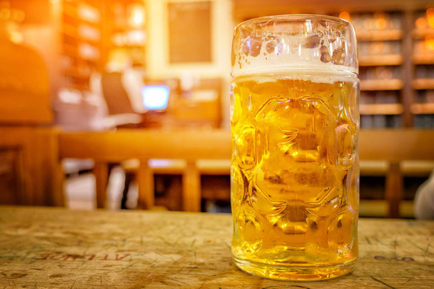 Duże piwo w domu piwa Hofbraeuhaus, Monachium, Bawaria, Niemcy - Zdjęcie, obraz