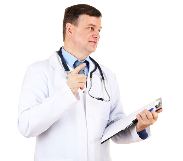 Arzt mit Stethoskop und Klemmbrett isoliert auf weiß - Foto, Bild