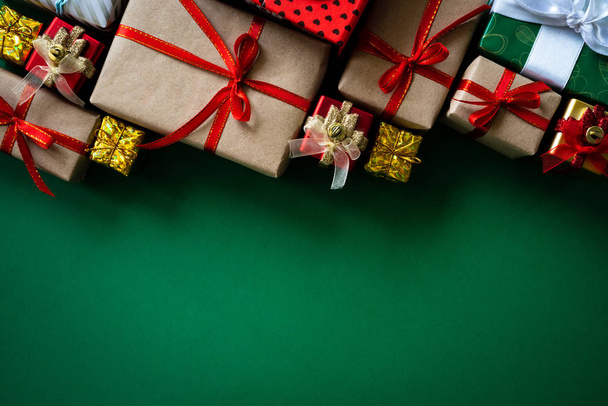 Weihnachtshintergrundkonzept. Weihnachtsgeschenkschachtel mit roter Kugel auf grünem Hintergrund. - Foto, Bild