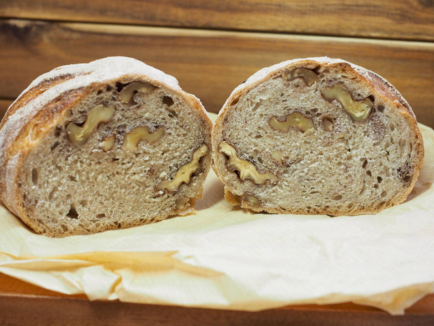 Целый хлеб из грецкого ореха
 - Фото, изображение