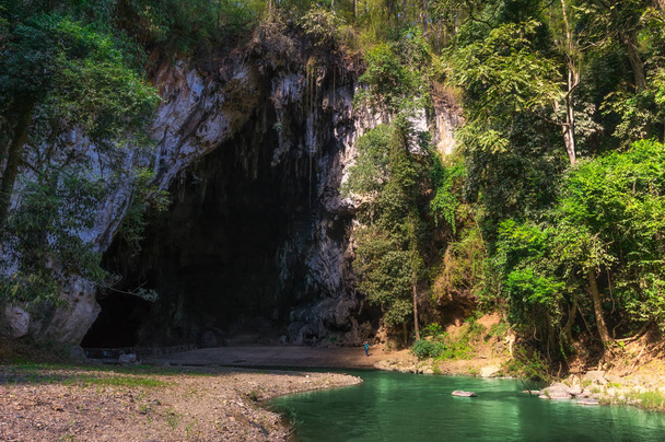 Στο τέλος του σπηλαίου εκτός Tham Lod σπήλαιο παει με γυναίκες ταξιδιώτη αναζήτησης, Maehongson, Tham Lod σπηλιά ένα από τα πιο καταπληκτικά σπηλιά στην Ταϊλάνδη. - Φωτογραφία, εικόνα