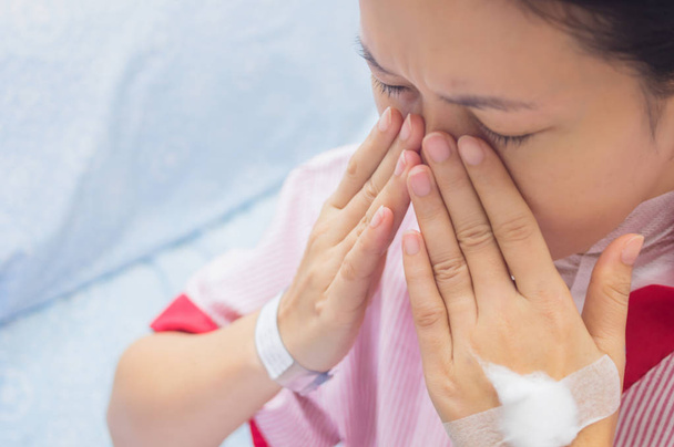 Paziente donna con dolore al naso nella stanza d'ospedale
 - Foto, immagini