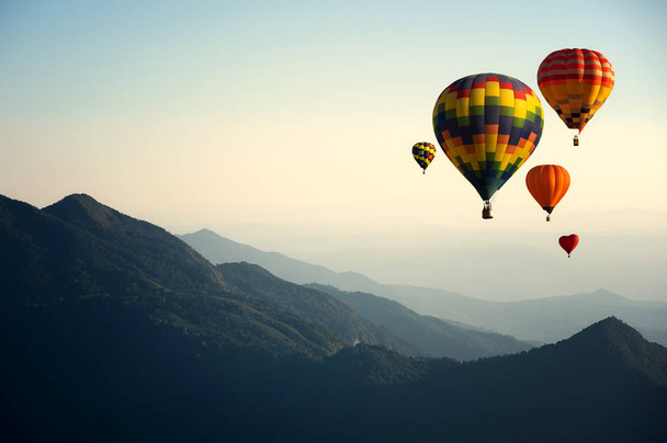 Όμορφη πολύχρωμα αερόστατα που πετούν πάνω από το βουνό σε δείτε ηλιοβασίλεμα σημείο ταξιδιού του τόπου, Doi inthanon, του Τσιάνγκ Μάι κρυφό παράδεισο στην Ταϊλάνδη. - Φωτογραφία, εικόνα