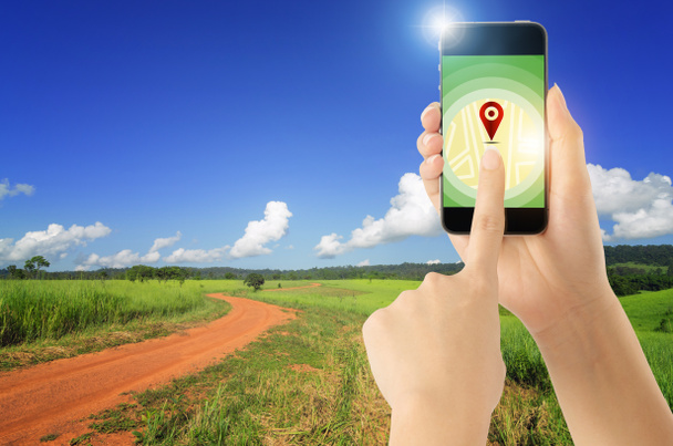 Téléphone intelligent à écran tactile sur l'icône GPS avec les directions de navigation GPS Concept de carte de localisation
. - Photo, image
