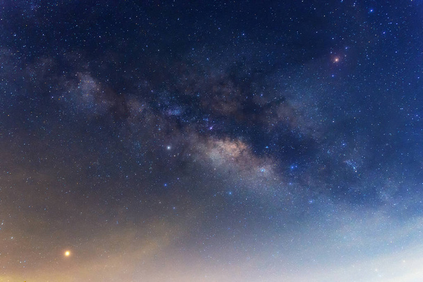 Galaxia de la Vía Láctea con estrellas y polvo espacial en el universo, exposición a larga velocidad
. - Foto, Imagen