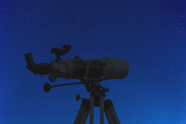 Télescope pour l'astronomie amateur sur un trépied avec des étoiles de la Voie lactée
. - Photo, image