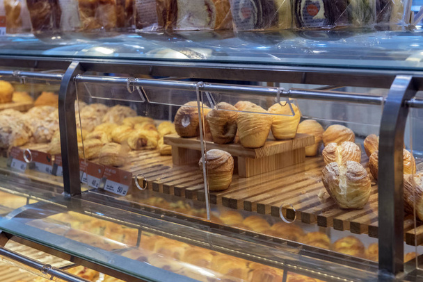 Thailand, Bangkok 24,08,2018 A variety of pastries on the shelves of a bakery in a shopping center - Fotó, kép