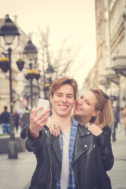 Ładna, Młoda para, Dokonywanie selfie na ulicy. - Zdjęcie, obraz