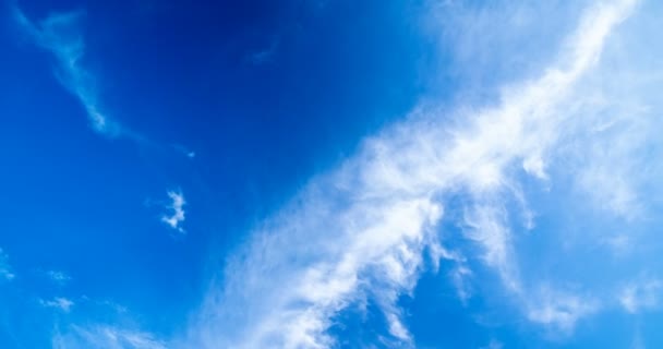 Elhaladó felhő élénk kék égbolttal délután - Felvétel, videó
