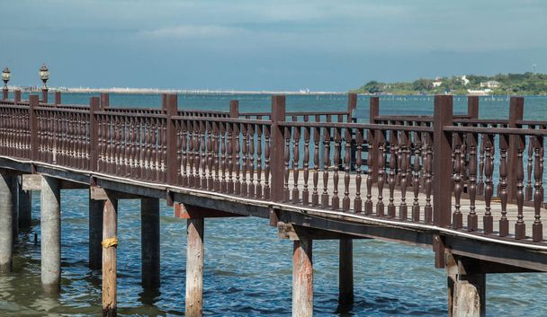 puente de madera en estilo tailandés de mar
. - Foto, imagen