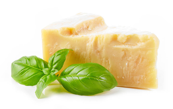 queso parmesano y albahaca aislados sobre fondo blanco
 - Foto, Imagen