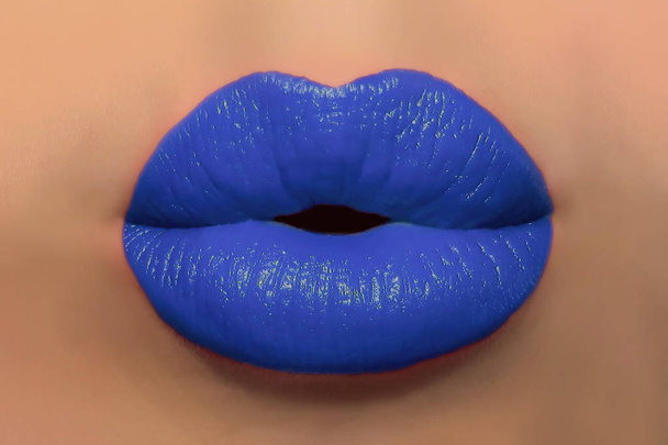 menschliche Kusslippen mit glamourösem, blauem Lippenstift auf dem Gesicht einer attraktiven schönen Frau als Schönheits- und Gesundheitskonzept für Kosmetik und weibliche Businessmode - Foto, Bild