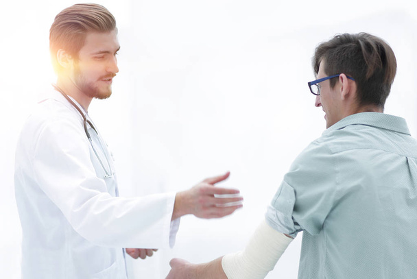 doctor explaining a patient - Foto, imagen