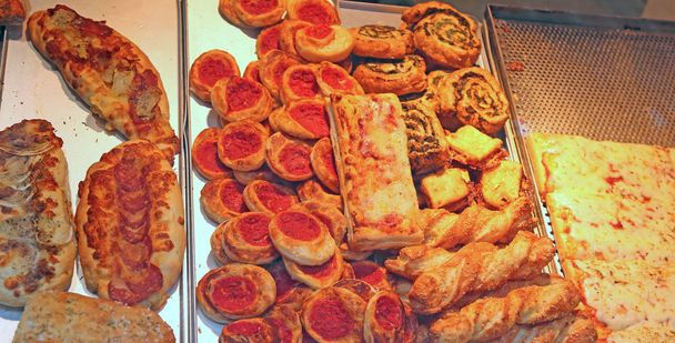 Ιταλικά σνακ με κόκκινη σάλτσα και πίτσα για πώληση στο μπαρ - Φωτογραφία, εικόνα