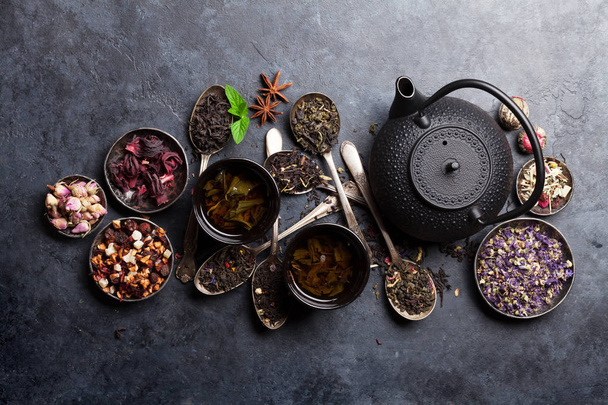 Various tea and teapot. Black, green and red tea. Top view - Foto, afbeelding