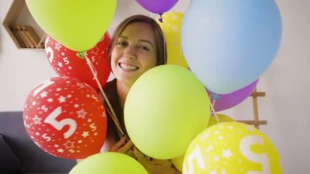piękna dziewczyna z balonów - Materiał filmowy, wideo