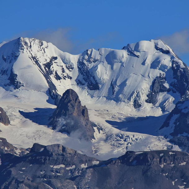 Ледник Блюмлисалп, видимый с горы Нисен. Бернес Фаланд, Швейцария
. - Фото, изображение