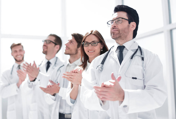 group of doctors applauds, standing in the hospital - Foto, Imagen