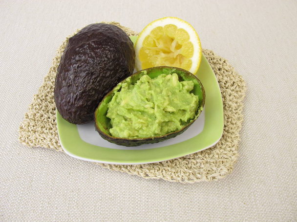 Guacamole mit Zitrone in Avocadoschale  - Foto, Bild