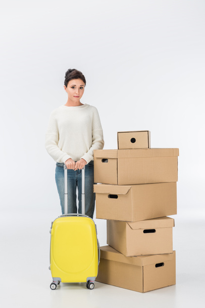 žena s kufrem a kartonové krabice stěhování do nového domu, izolované na bílém - Fotografie, Obrázek
