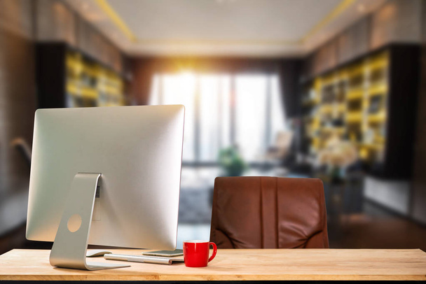 espacio de trabajo con computadora, computadora portátil, suministros de oficina y taza de café en la oficina. concepto de trabajo de escritorio. en luz de la mañana
 - Foto, Imagen