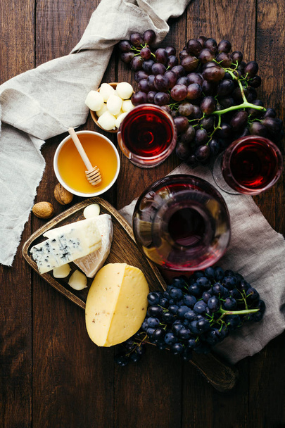 Sajt és bor, Decanter, poharak, fából készült háttér, előétel, szőlő - Fotó, kép