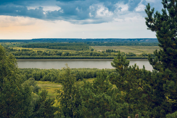 Panorama z stromym brzegu nad rzeką Irtysz września dzień wiosny - Zdjęcie, obraz