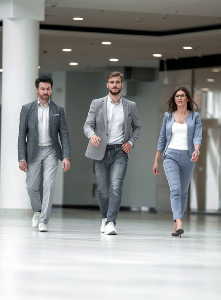 successful employees walk in the office hall - Foto, immagini