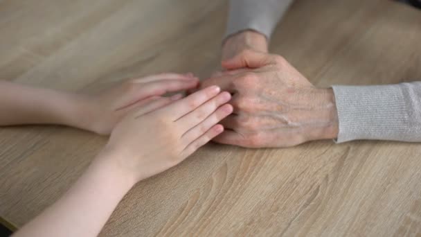 Grandkid streelde oude grootmoeder handen tederheid, liefde en respect, genegenheid - Video