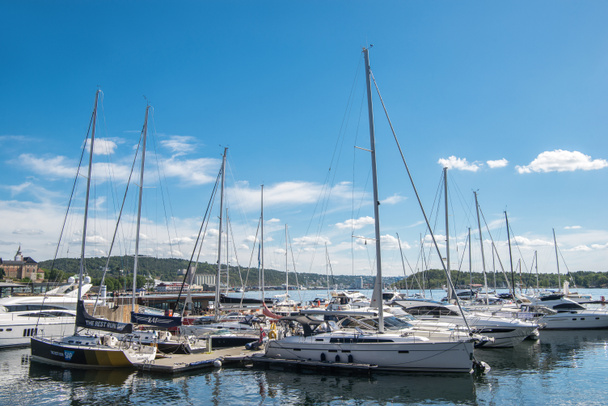 OSLO, NORWAY - 28 JULY, 2018: boats and yachts in harbour at Aker Brygge district, Oslo  - Foto, Imagen