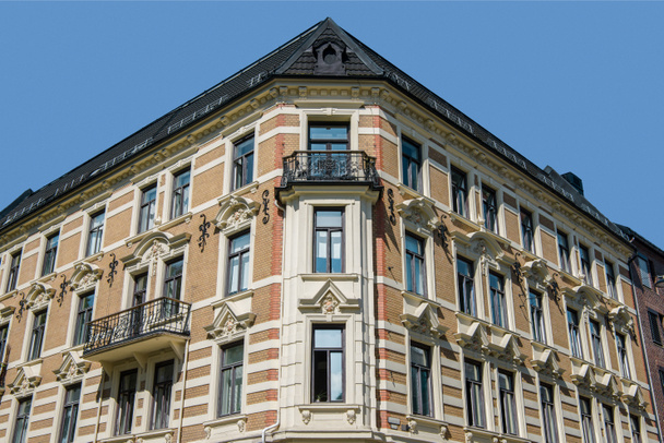 vue à angle bas de beau vieux bâtiment avec balcons et éléments décoratifs contre ciel bleu, oslo, norway
 - Photo, image