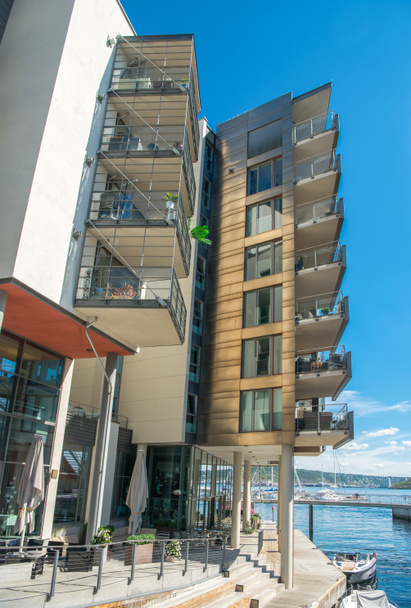 arquitectura contemporánea y terraplén en el distrito de Aker Brygge, Oslo, Noruega
 - Foto, Imagen