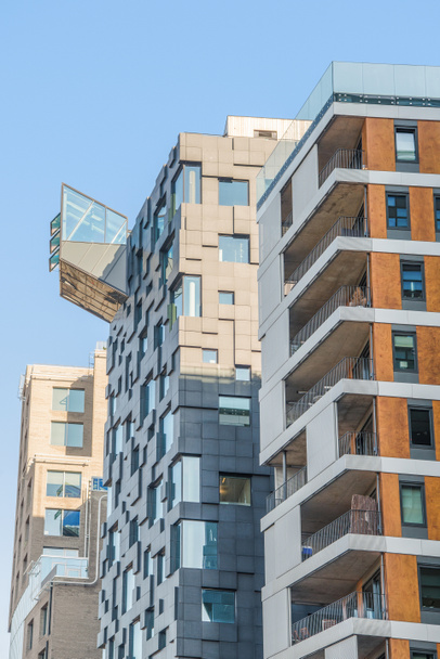 lage hoekmening van prachtige moderne gebouwen tegen blauwe hemel in Barcode district, Oslo  - Foto, afbeelding