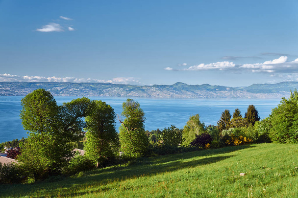 Paysage de montagne au Lac Léman en Savoie française
 - Photo, image
