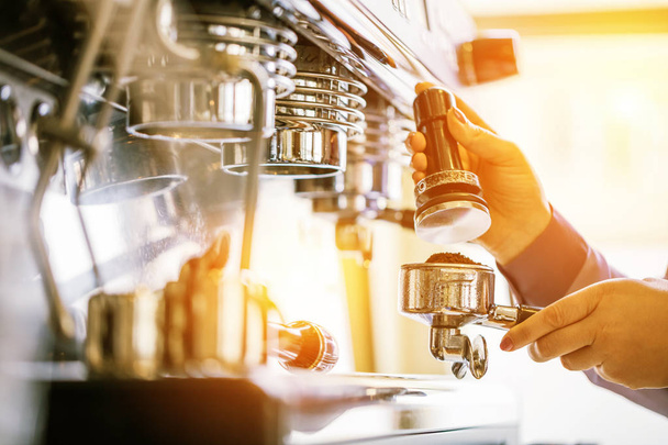  Barista používající kávovar pro přípravu kávy v kavárně - Fotografie, Obrázek