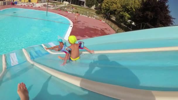 Dalmine, Italy August 18, 2018: Outdoor swimming pool. The teenager swims in the pool under the water. - Filmagem, Vídeo