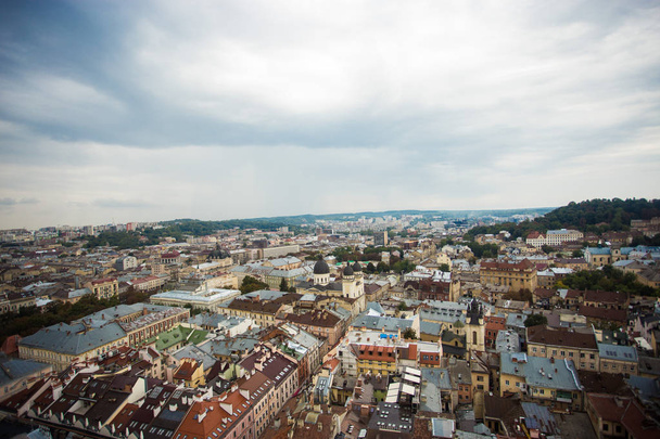 Widok z lotu ptaka stare miasto europejskie z deszczowe chmury na tle - Zdjęcie, obraz
