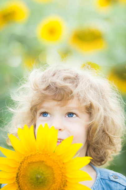 Child in spring field - Foto, afbeelding