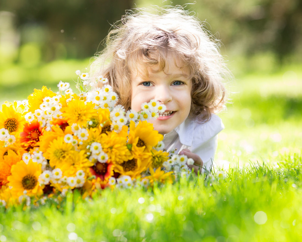 Child with bouquet of flowers - Foto, afbeelding