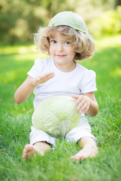 παιδί με λευκό λάχανο - Φωτογραφία, εικόνα