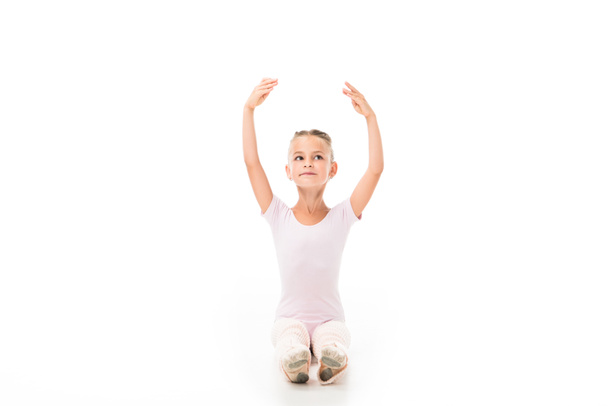 schöne kleine Ballerina übt isoliert auf weißem Hintergrund  - Foto, Bild