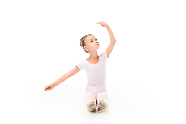 entzückende kleine Ballerina übt isoliert auf weißem Hintergrund  - Foto, Bild