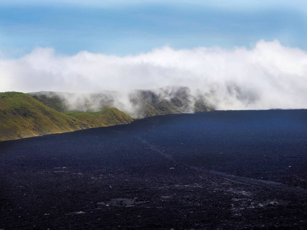 La superficie del volcán Sierra Negra se asemeja al paisaje lunar, Isla Isabela, Galápagos, Ecuador
 - Foto, Imagen