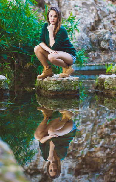 Beautiful young woman posing in lake - Foto, Imagen