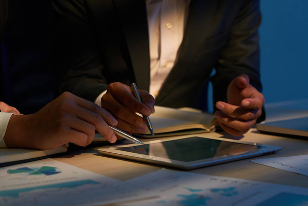 Imagen de primer plano de las personas de negocios que utilizan tabletas digitales y bolígrafos
  - Foto, imagen