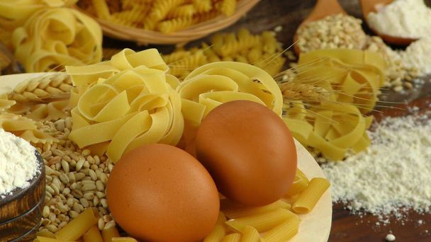 Ιταλικά μακαρόνια ζυμαρικά άψητα - Φωτογραφία, εικόνα