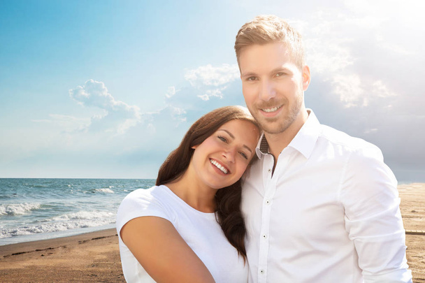 Портрет счастливой романтической пары на пляже
 - Фото, изображение