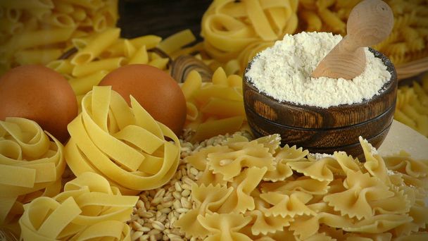 Pâtes italiennes Macaroni non cuites
 - Photo, image