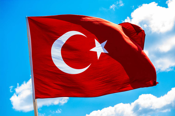 Турецкий национальный флаг висит под открытым небом - Фото, изображение