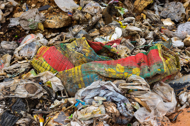 Μεγάλο σκουπίδια, υποβαθμισμένη αποβλήτων από αστικές και βιομηχανικές περιοχές. - Φωτογραφία, εικόνα
